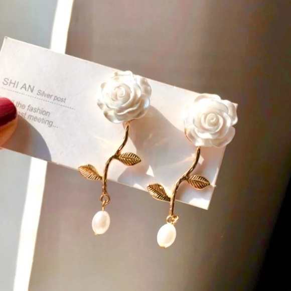 Jewelry - 🌸 White Floral Rose Pearlized Drop Earrings 🌸